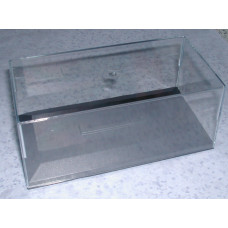 1 transparante vitrine + zwarte voet schaal 1:18 105x333x155 mm. 